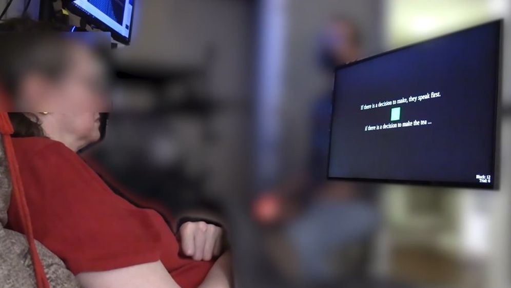 Žena govori pomoću implantata koji pretvara misli u govor