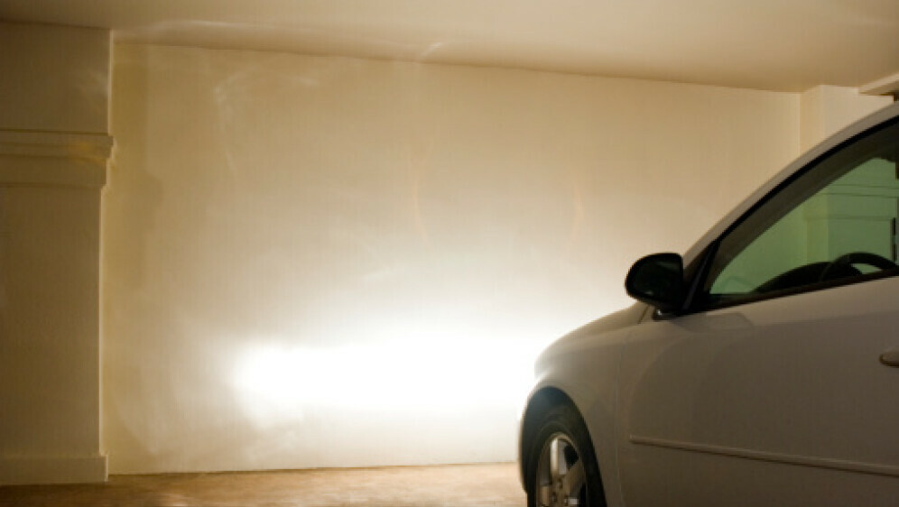 Automobil u garaži, ilustracija