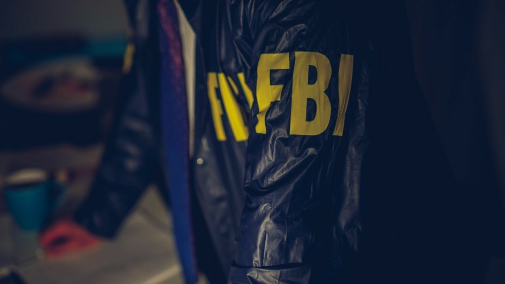 Agent FBI-ja u jakni