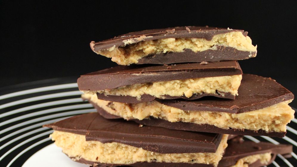 Čokoladne pločica s datuljama i maslacem od kikirikija