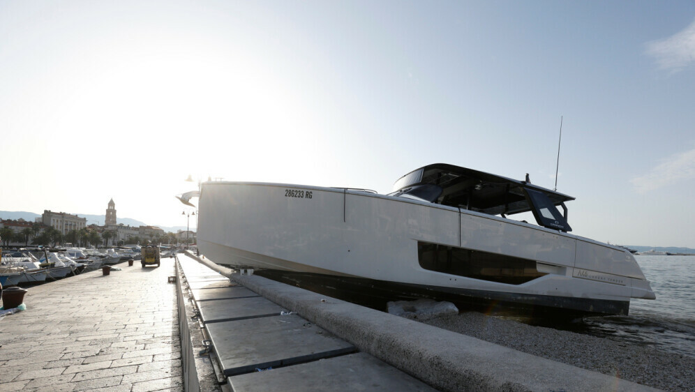 Gliser se zabio u obalu - 11