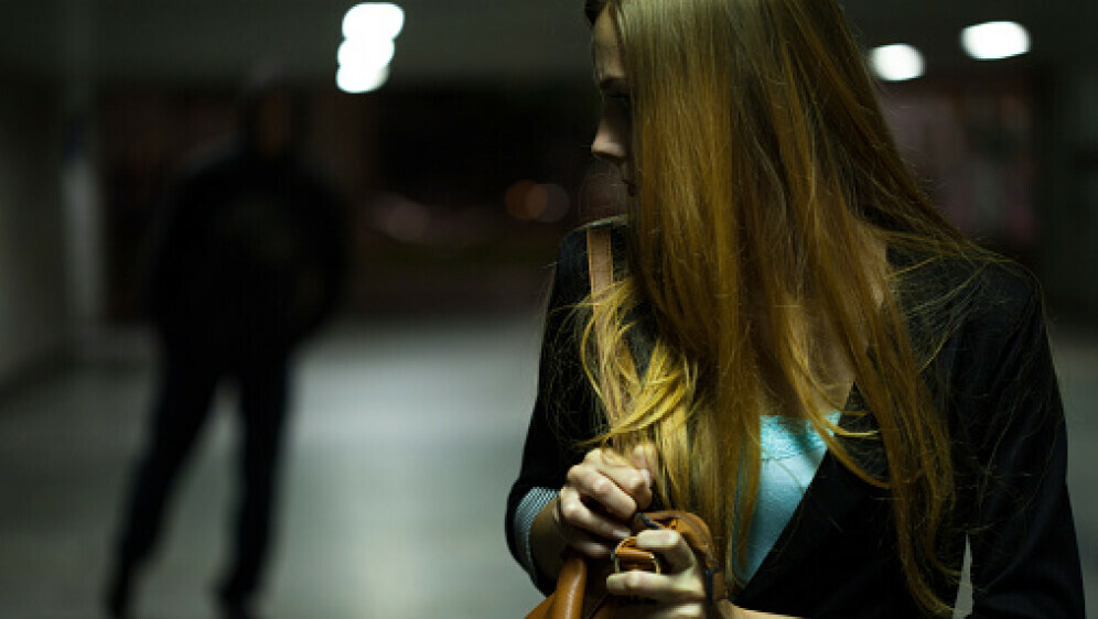 Muškarac i žena na ulici, ilustracija