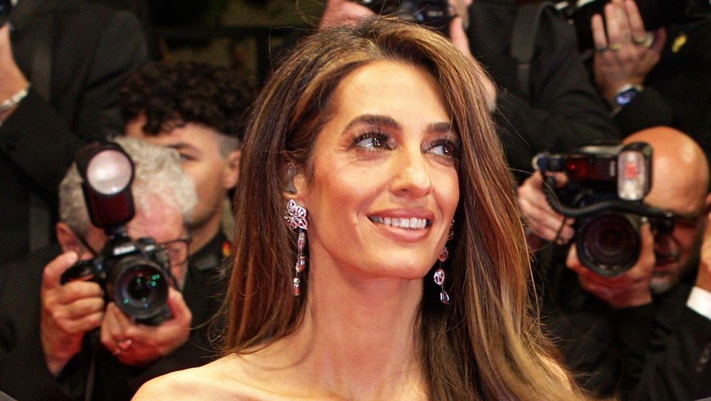 Amal Clooney ovo ljeto nosi haljine žute boje - 1
