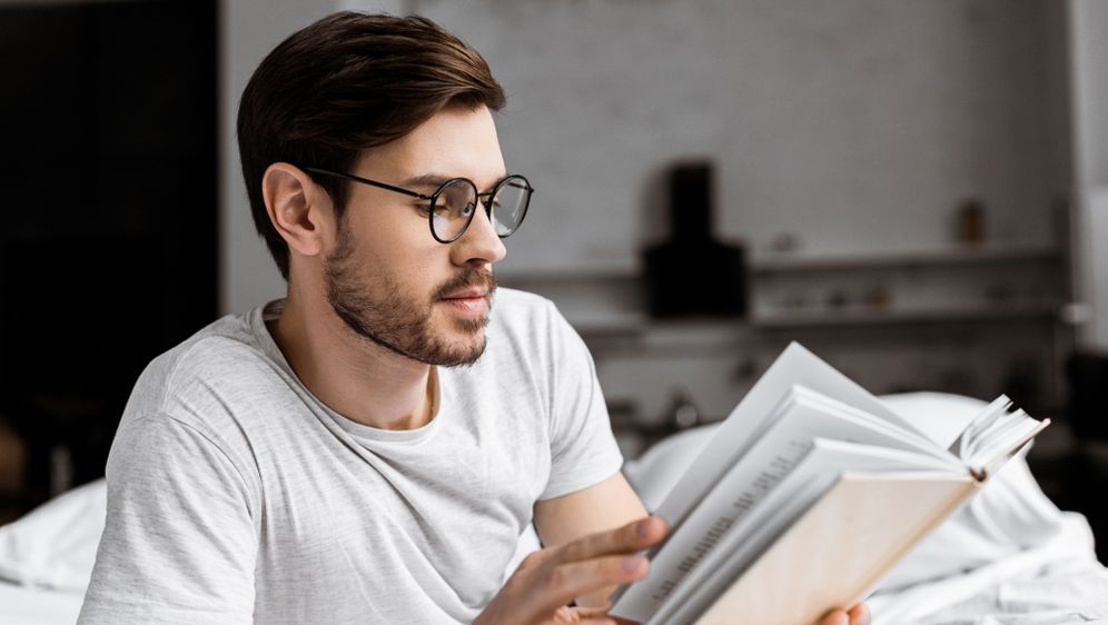 Dečko s naočalama koji čita