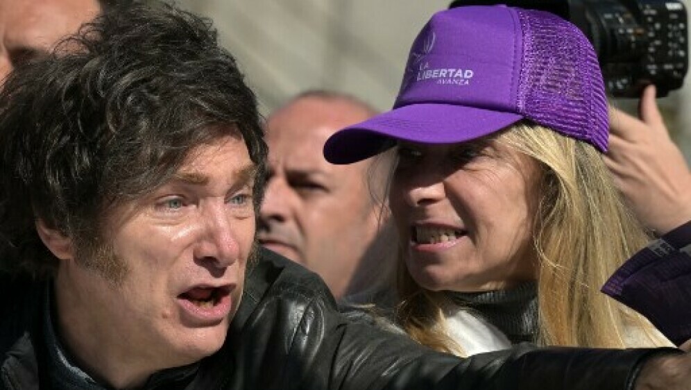 Predsjednik Argentine bio je prisiljen pobjeći od građana koji su ga gađali kamenjem i smećem - 3