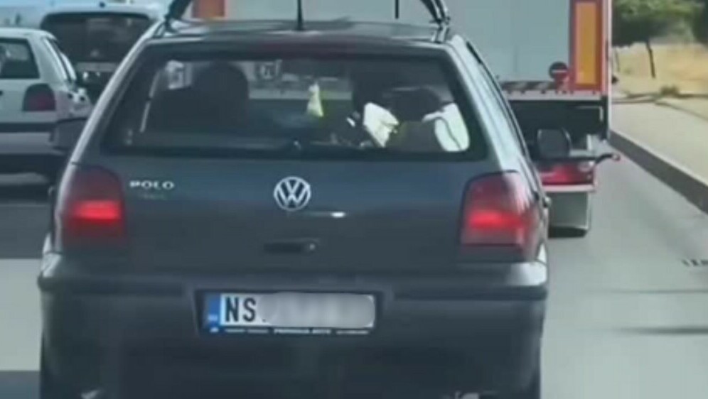 Vozilo srpske registracije s neobičnim predmetom na krovu