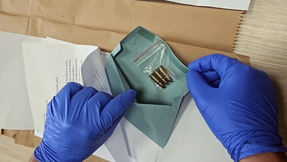 Tri metka stigla u kuverti u Vladu Srbije: Pošiljka naslovljena na Ivicu Dačića