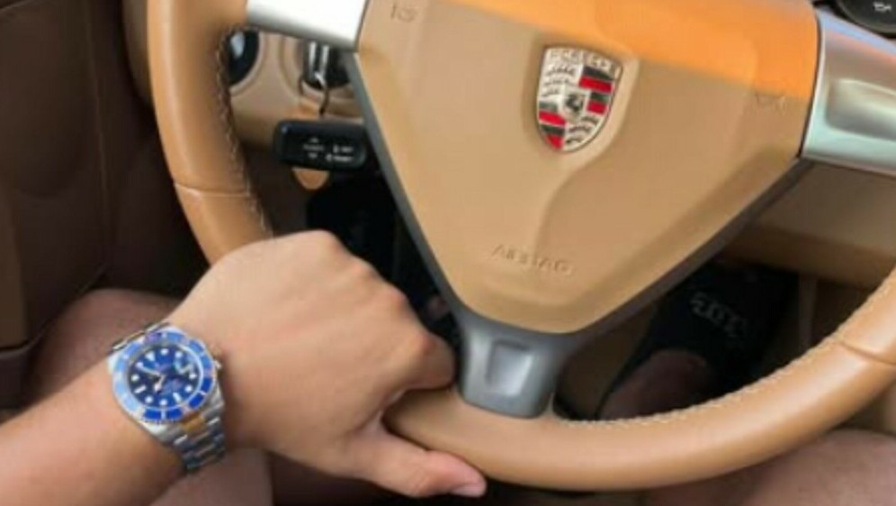 Scena u luksuznom automobilu