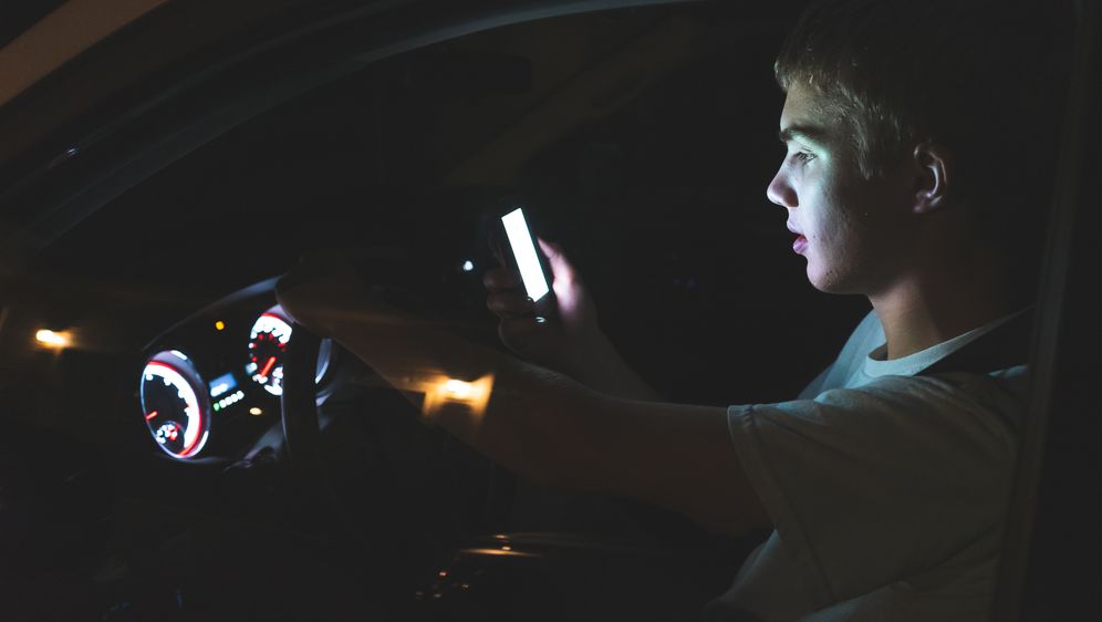 Vozač s mobitelom u ruci, ilustracija