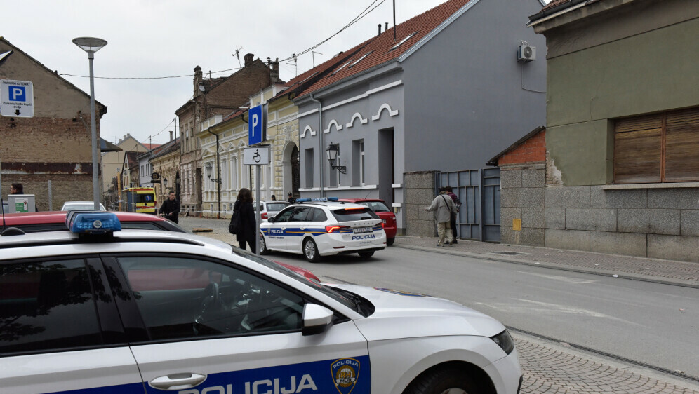 Policija u Slavonskom Brodu, ilustracija