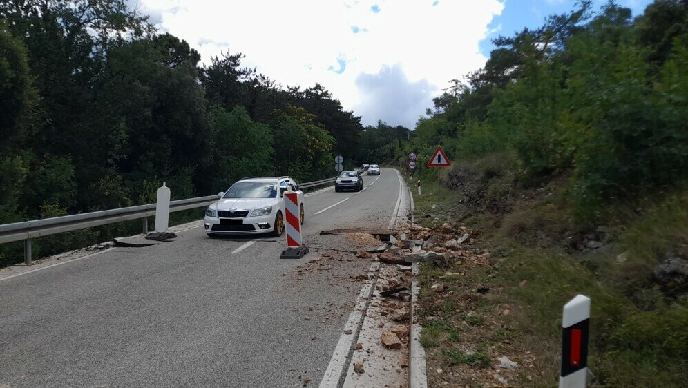 Zbog udara groma napukla cesta na Pelješcu - 1