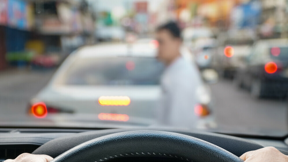 Pješak ispred automobila, ilustracija