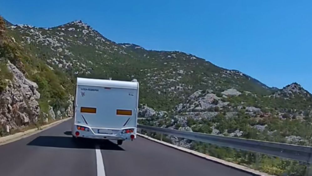 Pretjecanje s kamp prikolicom