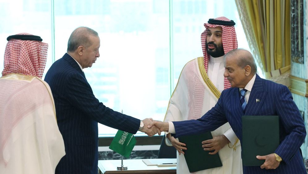 Erdogan, bin Salman i Šarif nakon potpisivanja sporazuma