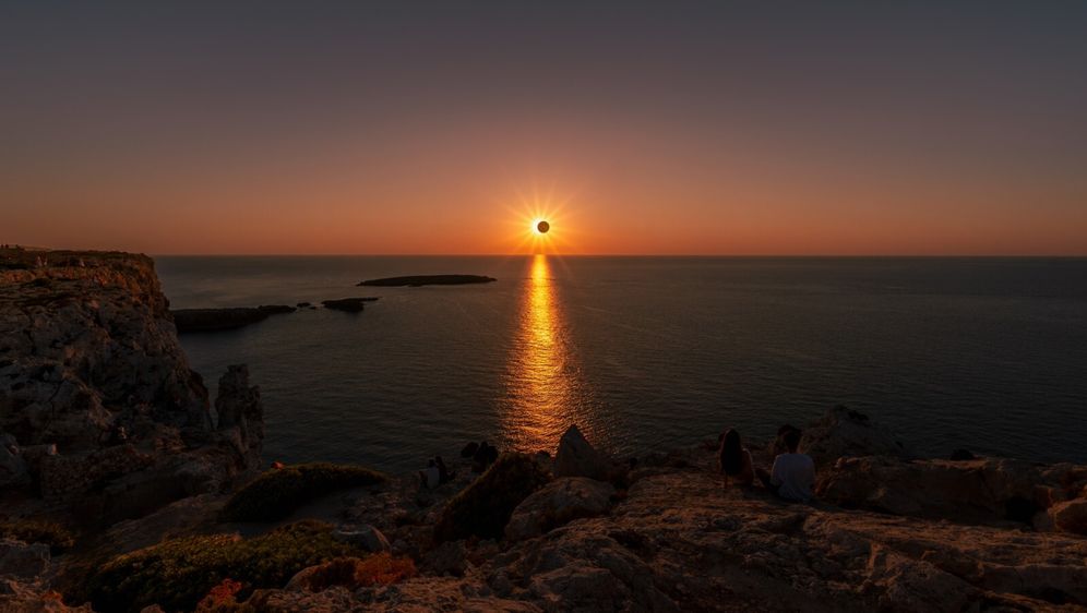 Djelomična pomrčina Sunca nisko na zapadnom horizontu
