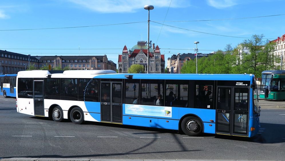 Autobus pri kretanju sa stanice