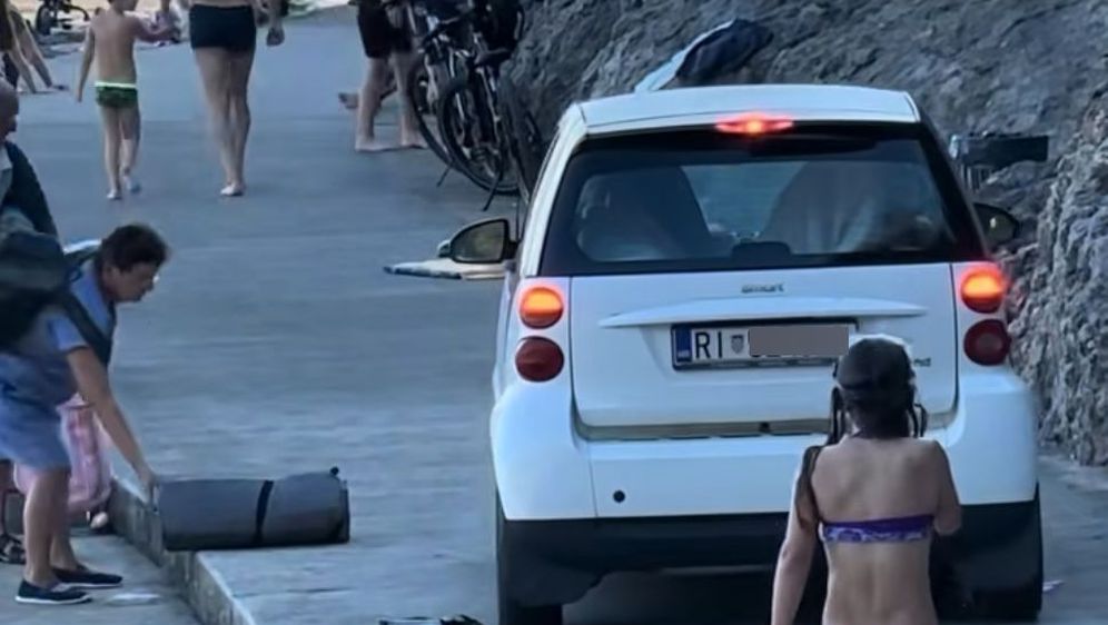 Auto na plaži
