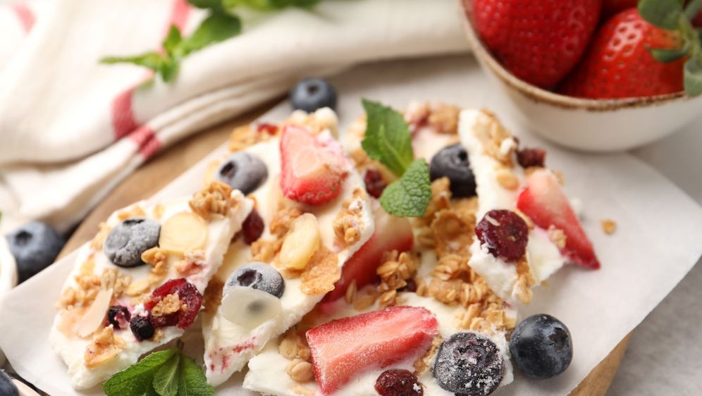 Smrznuti jogurt s voćem i granolom