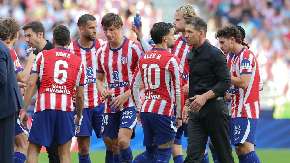 Julian Alvarez i Diego Simeone s igračima Atletica