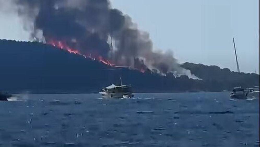 Požar kod Paklinskih otoka