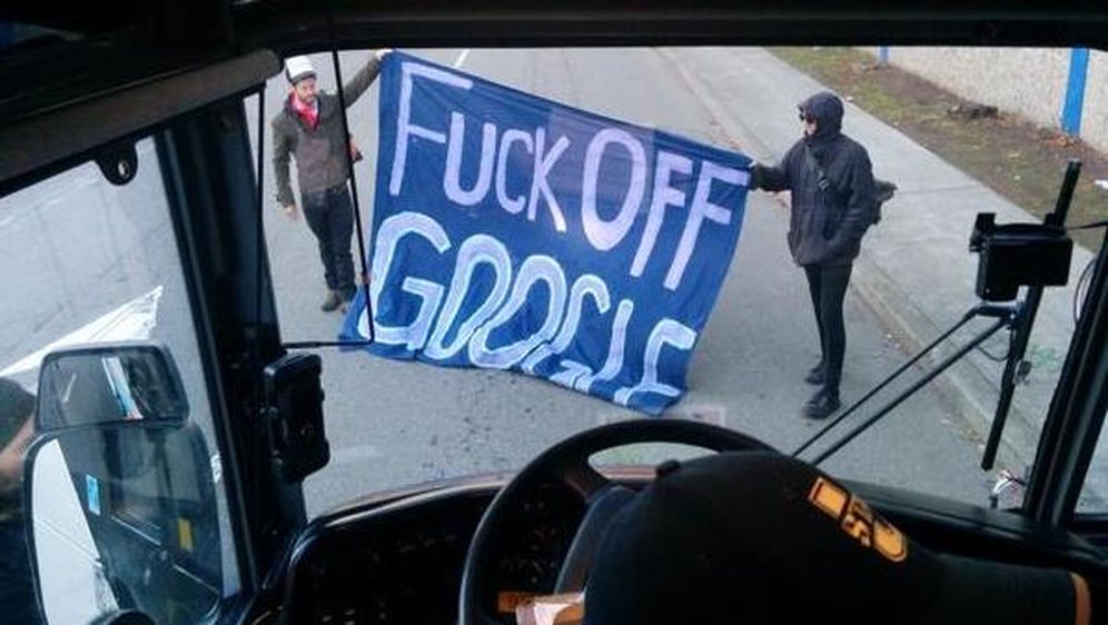 Protesti u Silicijskoj dolini, u Oaklandu razbijen Googleov autobus