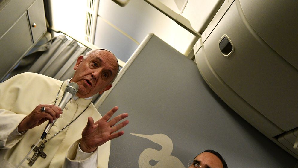 Papa u zrakoplovu (Foto: AFP)