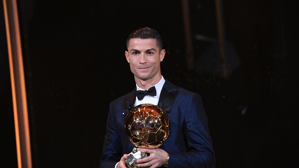 Cristiano Ronaldo sa Zlatnom loptom (Foto: AFP)
