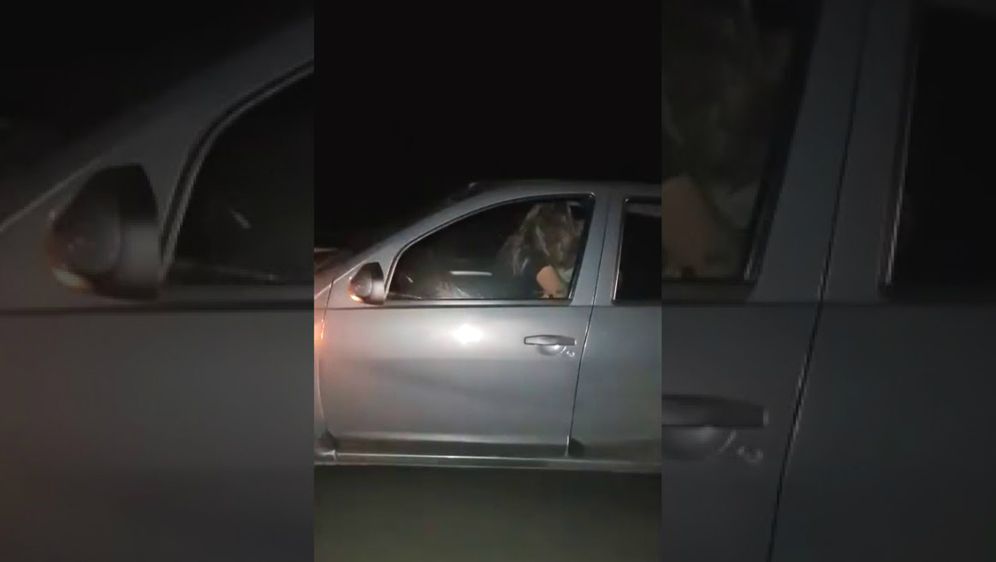 Par zatečen u strastvenom klinču je jurio preko 100 km/h (FOTO: YouTube/Screenshot)