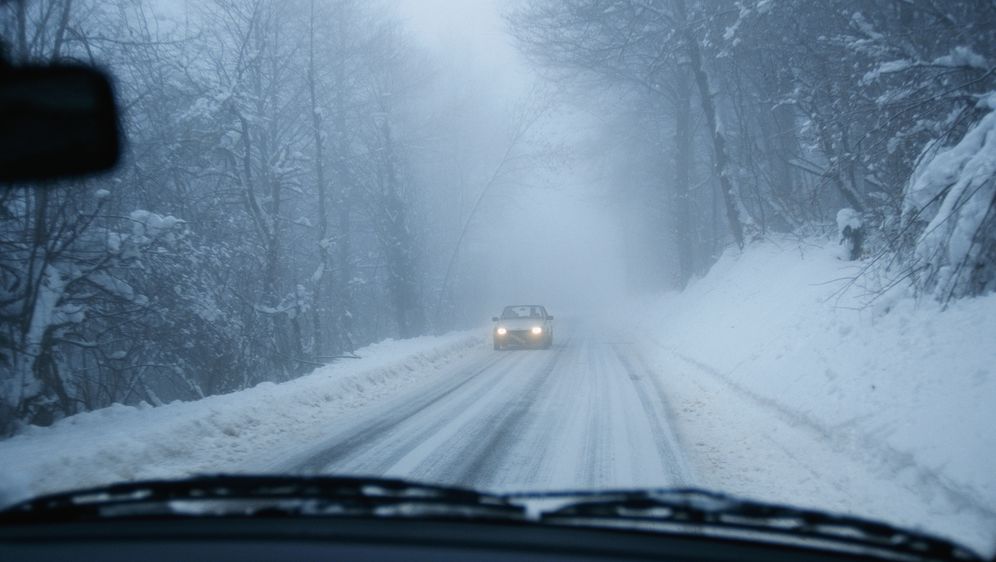 Cesta prekrivena snijegom (Foto: Guliver/Thinkstock)