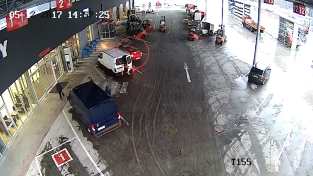 Vozači viličara su fantastično reagirali i poštedjeli policiju juranjave (FOTO: YouTube/Screenshot)