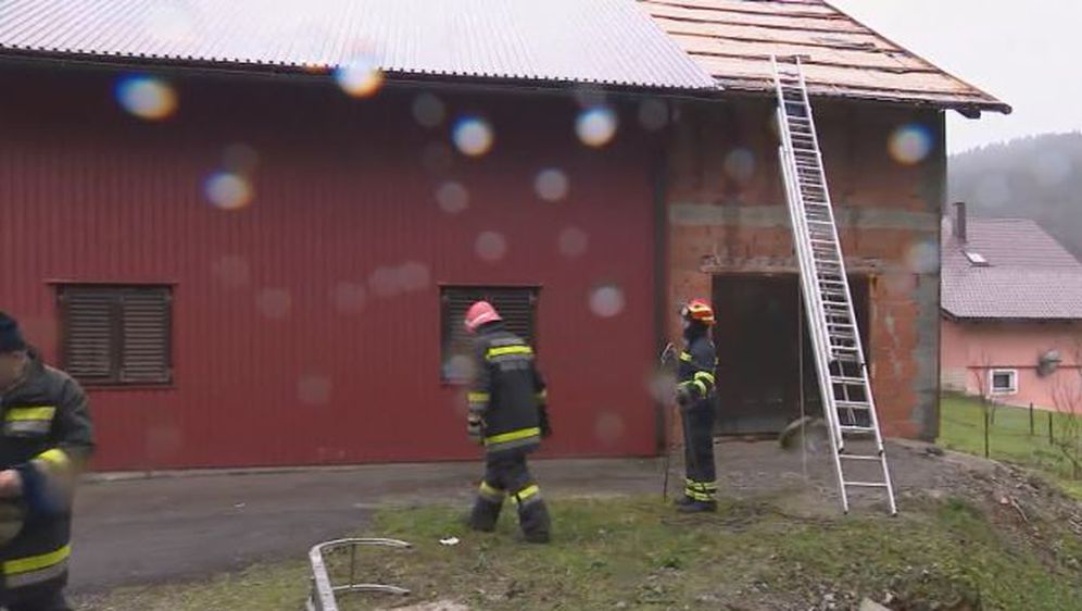 Nevrijeme uništilo krovove vatrogasnog doma (Foto: Dnevnik.hr)