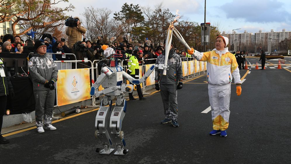 Robot Hubo pali olimpijsku baklju (Foto: pyeongchang2018)
