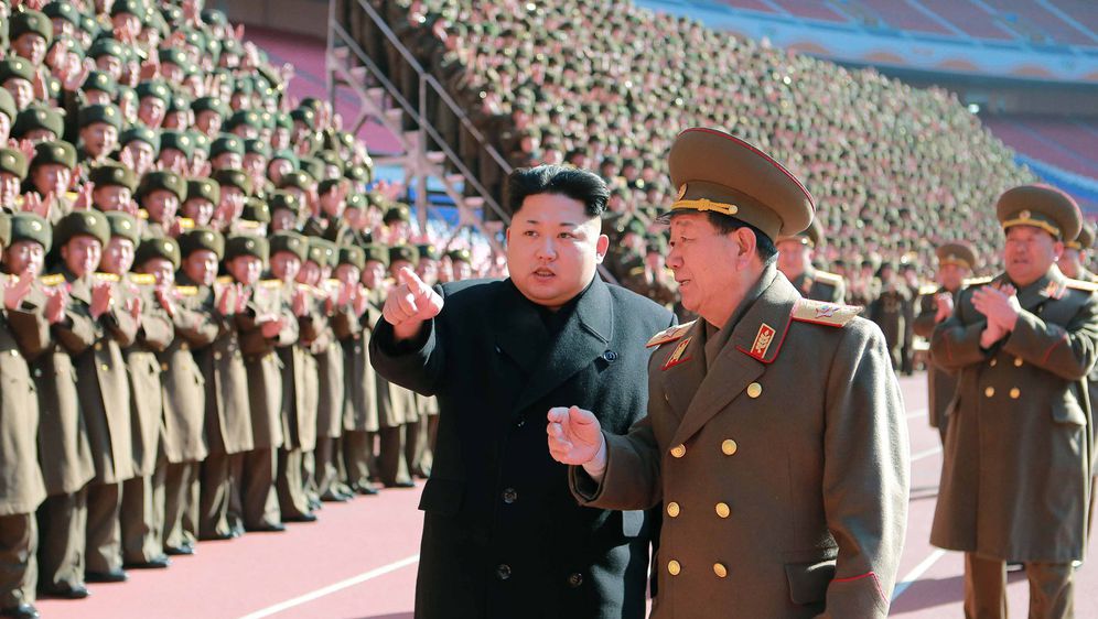 Kim Jong Un i general Hwang Pyong So (Foto: AFP)