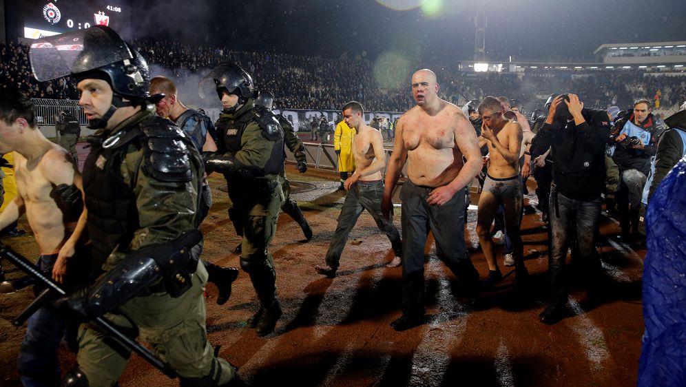 Zastrašujuće scene nakon tučnjave navijača u Beogradu (Foto: AFP)