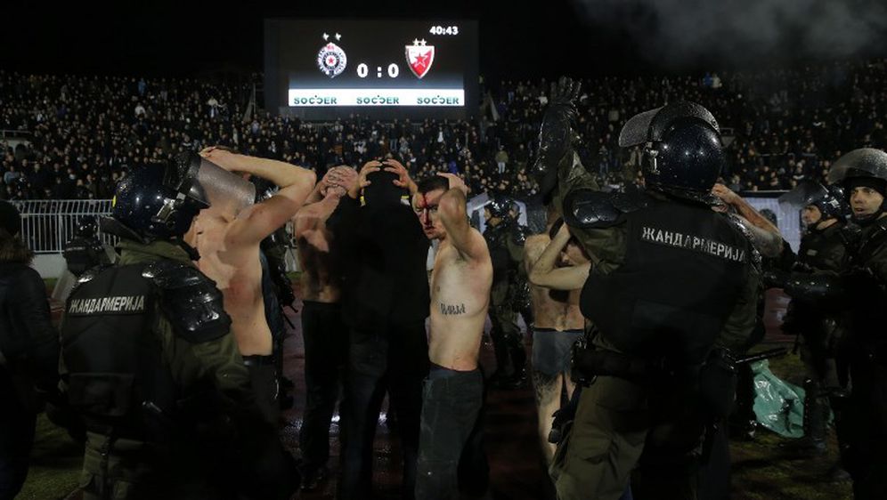 Huligani nakon derbija na Partizanovu stadionu (Foto: AFP)