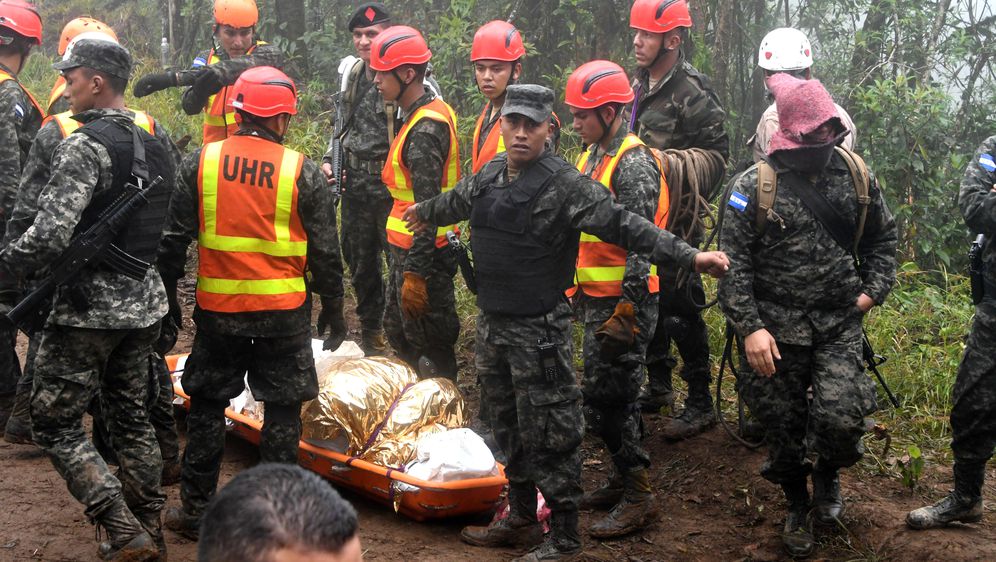 Izvlačenje mrtvih nakon pada helikoptera u Hondurasu (Foto: AFP)