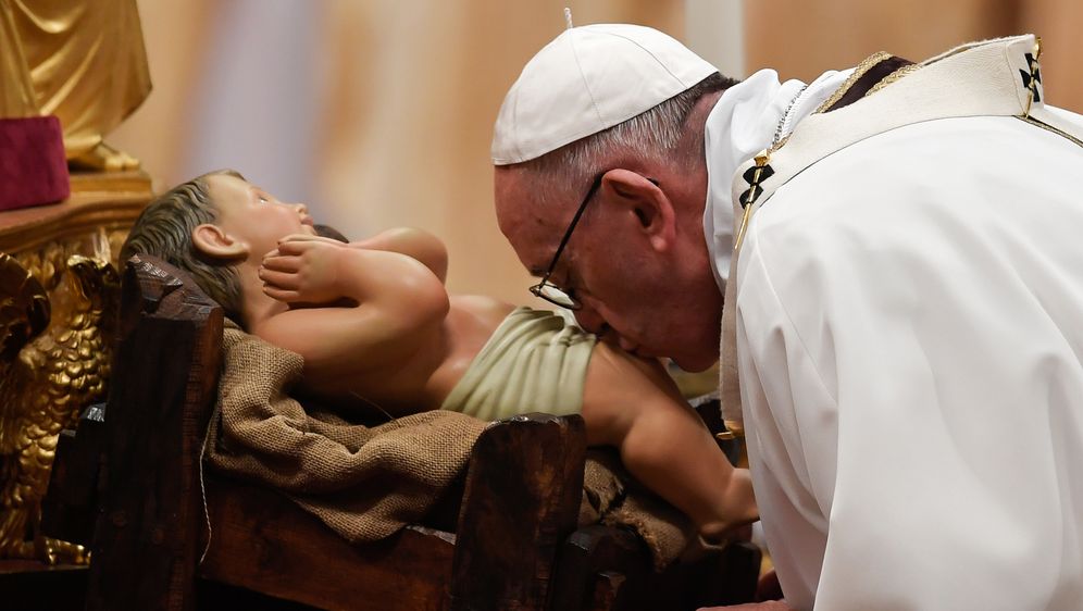 Papa ljubi kip malog Isusa (Foto: AFP)