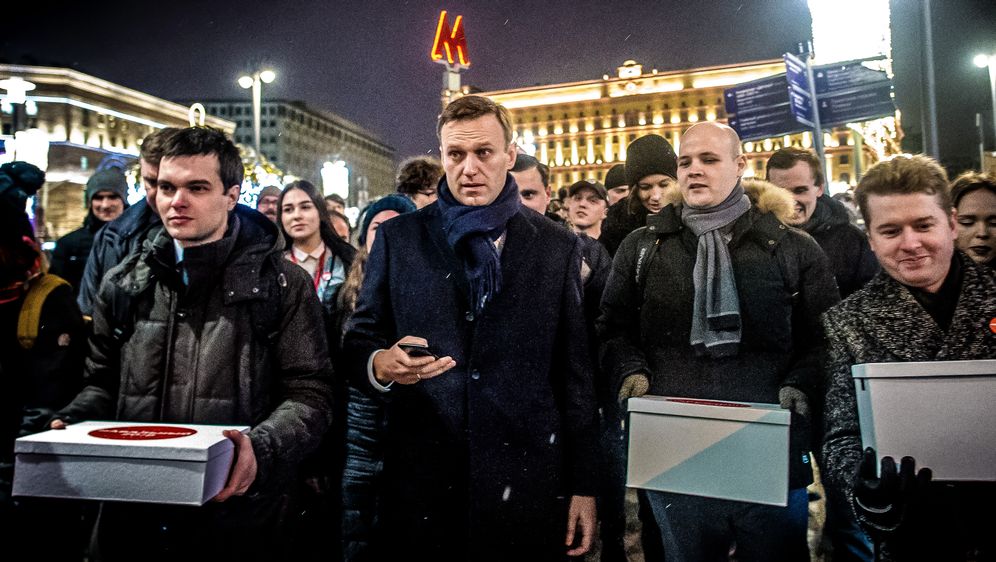 Aleksej Navaljni (u sredini) sa svojim pristašama (Foto: AFP)