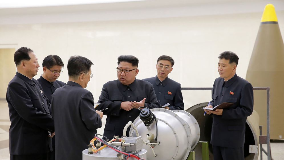 Kim Jong Un u posjetu Centru za fiziku (Foto: STR / KCNA VIA KNS / AFP)