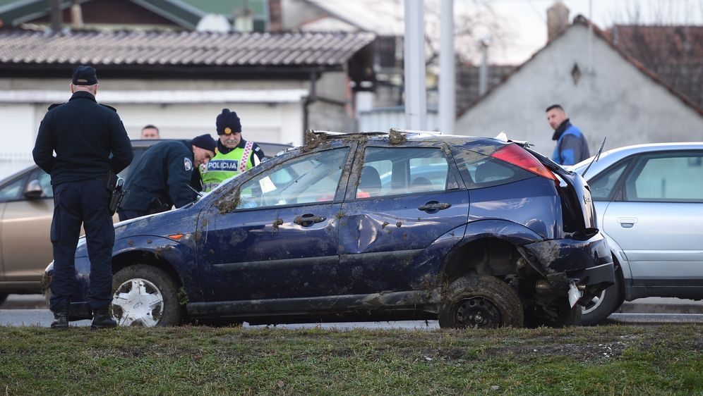 Auto sletio s ceste i udario u reklamni pano na Branimirovoj (Foto: Pixell) - 1