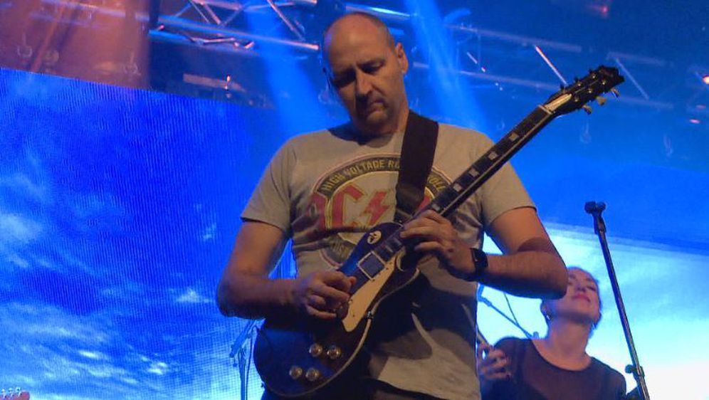 Dino Rađa zasvirao gitaru na koncertu benda Buđenje (Foto: Dnevnik.hr)