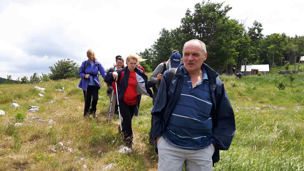 Uspon na Zavižan s voditeljem Željkom Cigula na čelu (Foto: Društvo slijepih planinara Prijatelji planina)