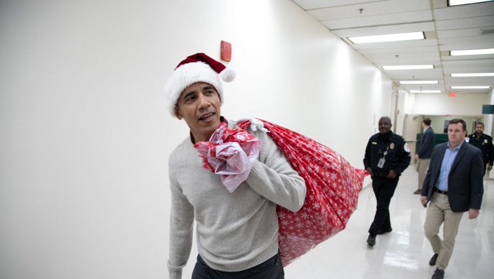 Barack Obama glumio Djeda Božićnjaka (Foto: AFP)