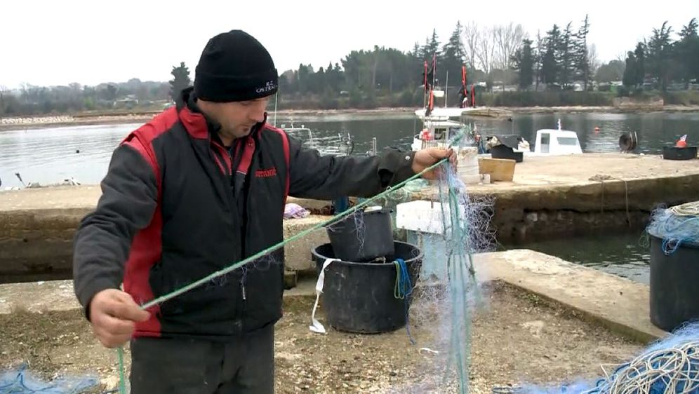 Ribar Savudrijske uvale Marko Fusić drži oštećenu mrežu za ribu (Foto: Dnevnik.hr)