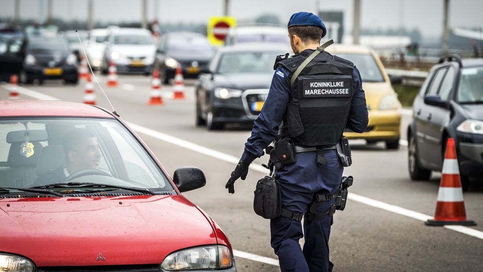 Policija u zračnoj luci Schipol (Foto: AFP)
