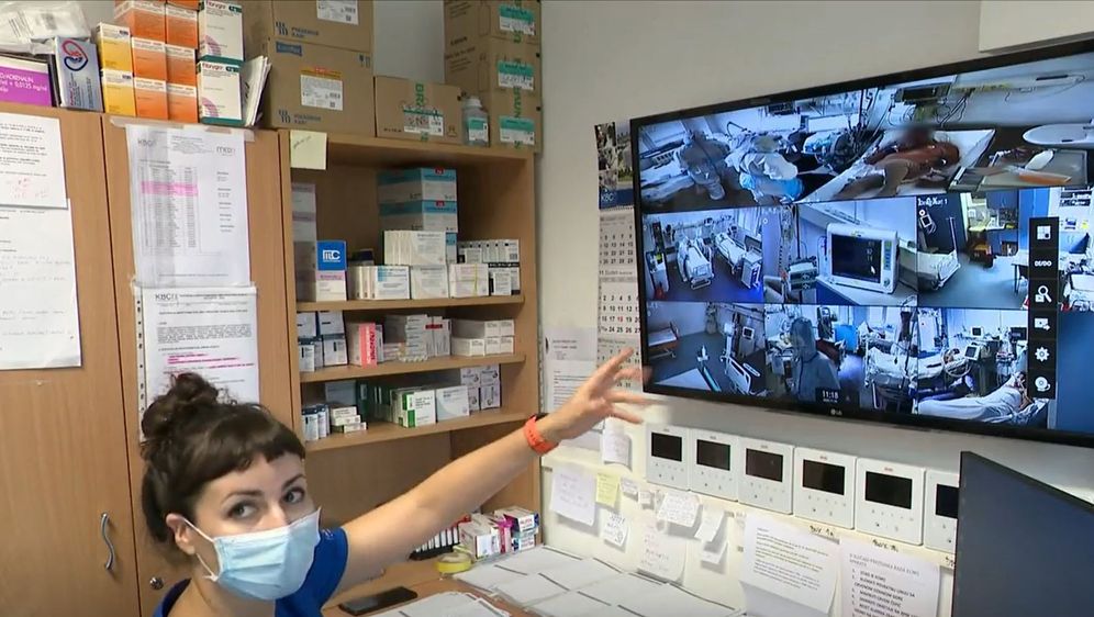 Medicinska sestra koja pregledava stanje pacijenata preko videonadzora