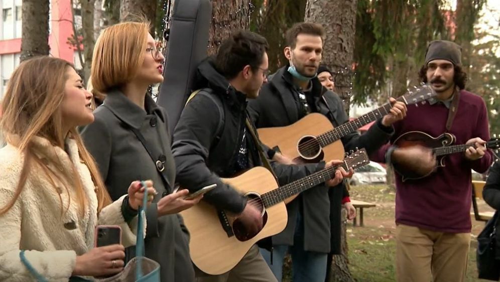 Mladi zapjevali ispred KBC-a Zagreb - 5