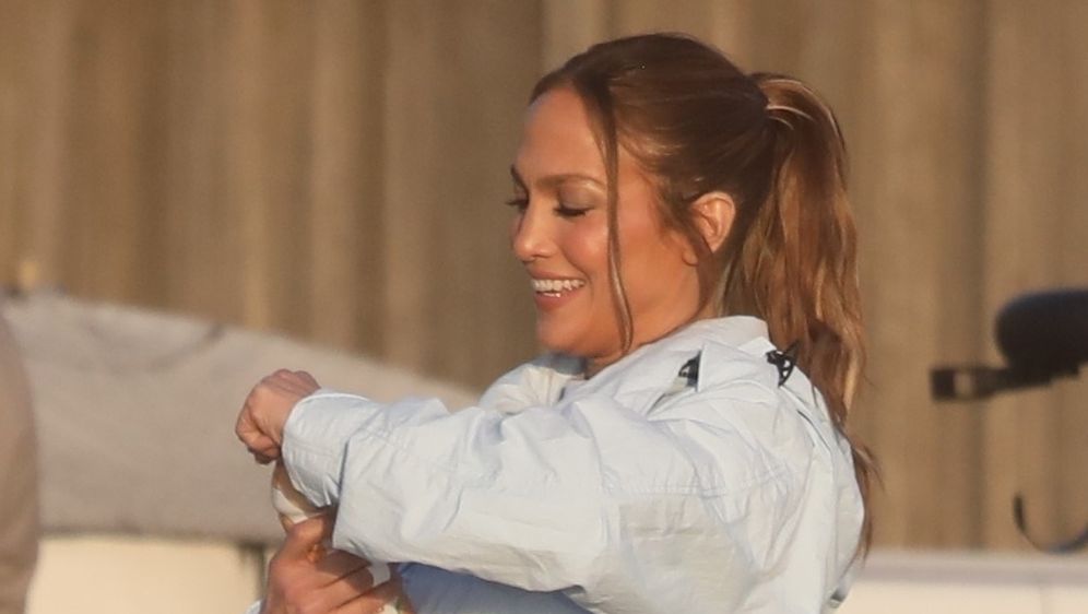 Jennifer Lopez u bijelim tajicama i kratkoj jakni