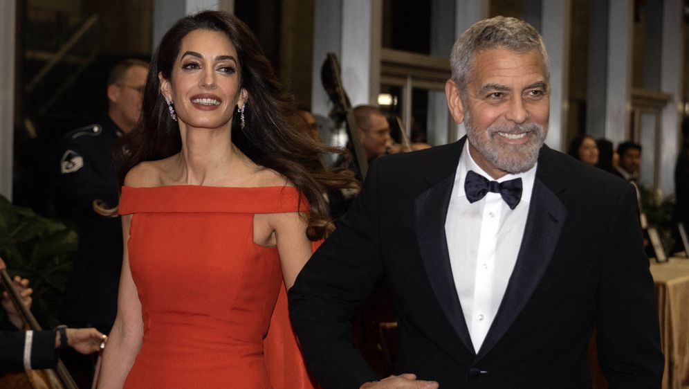 George Clooney na crvenom tepihu uvijek drži Amal za ruku
