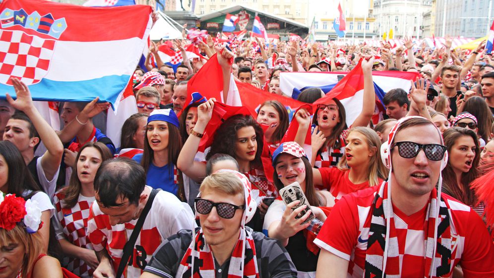 Navijači prate utakmicu hrvatske nogometne reprezentacije.